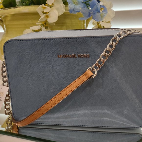 Michael Kors Jet Set Traveler - Picture 2 of 5